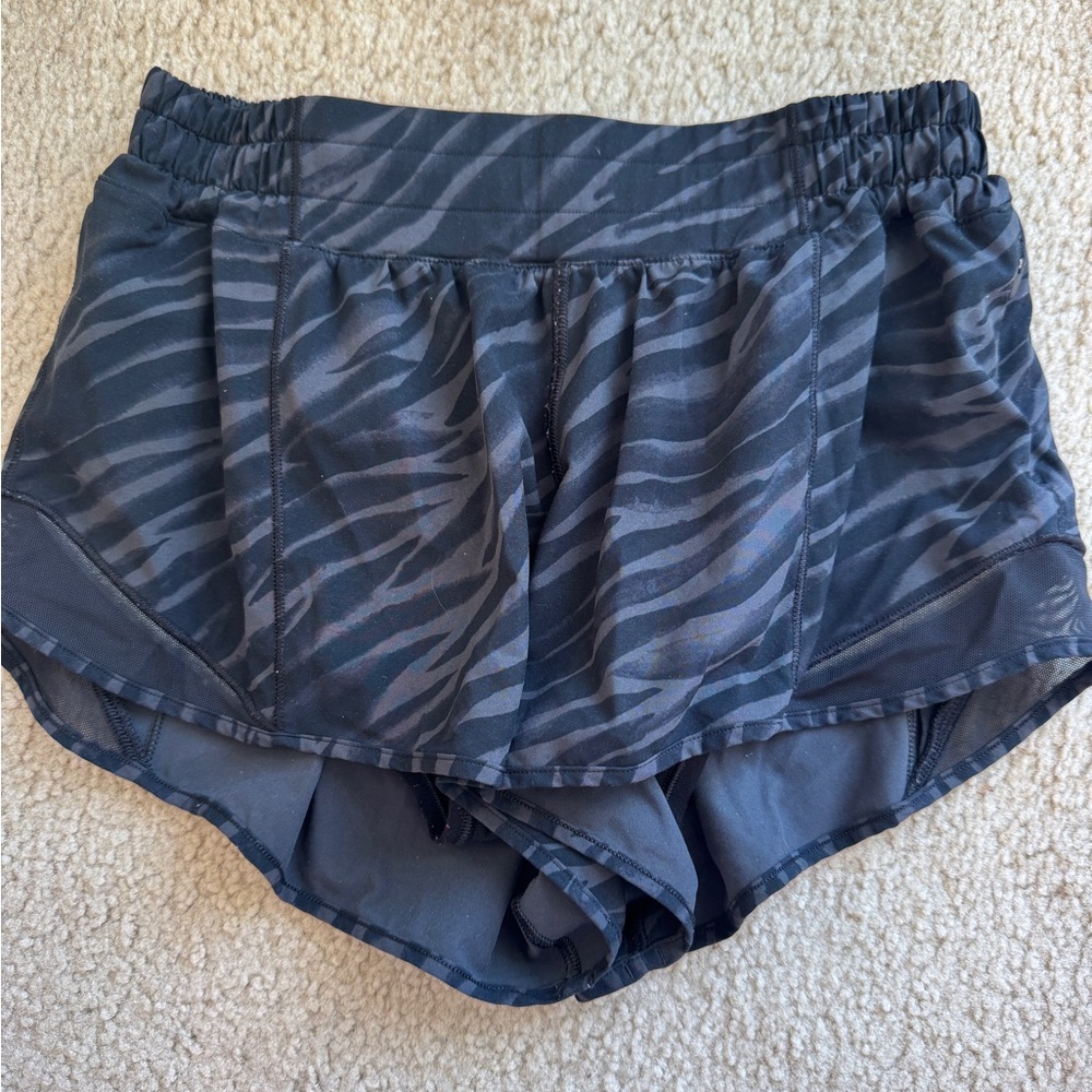Lululemon Le Tigre Camo Deep Coal Multi/ Black Hotty Hot Low Rise Short 2.5”